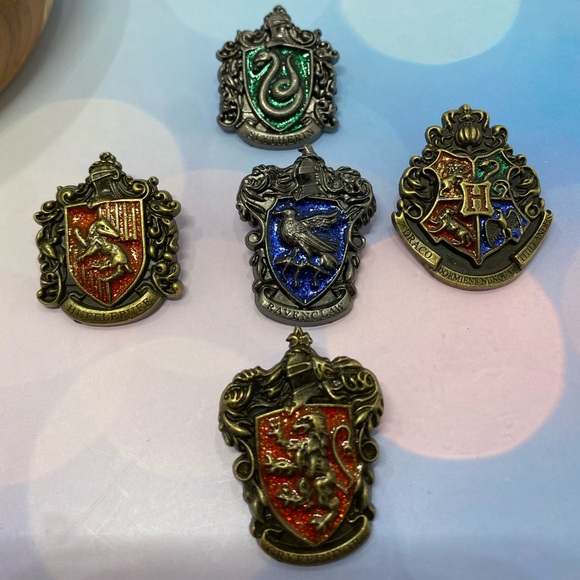 Harry Potter Hogwarts School of Witchcraft & Wizardry pins set of 5 metal badge - Picture 9 of 10